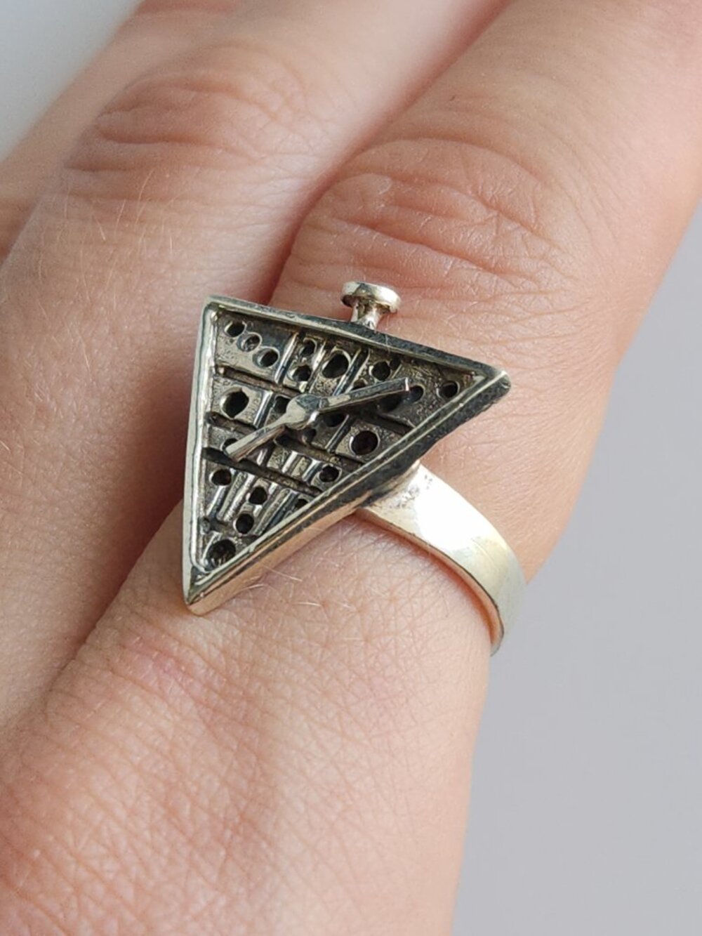 Vintage sterling silver 80s funky sci-fi style triangular clock ring - Picture 5 of 12